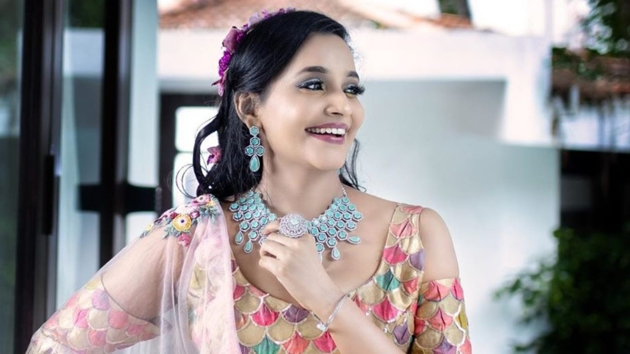 Abarnathi Actress 60 Photos - Moonagedaydream.film