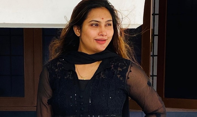 Myna Nandhini committed to kathi film