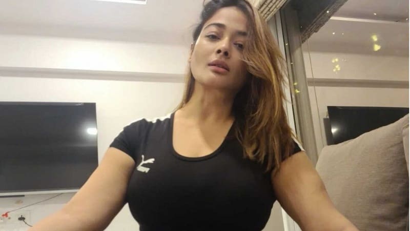 எக்கச்சக்க கவர்ச்சி.. இணையத்தை சூடாக்கிய கிரண் ரத்தோடு புகைப்படம் ...