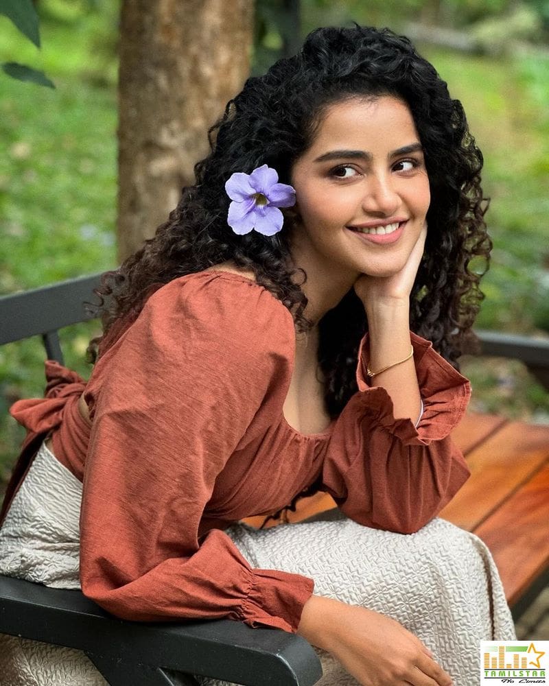 Actress AnupamaParameswaran Latest Photos