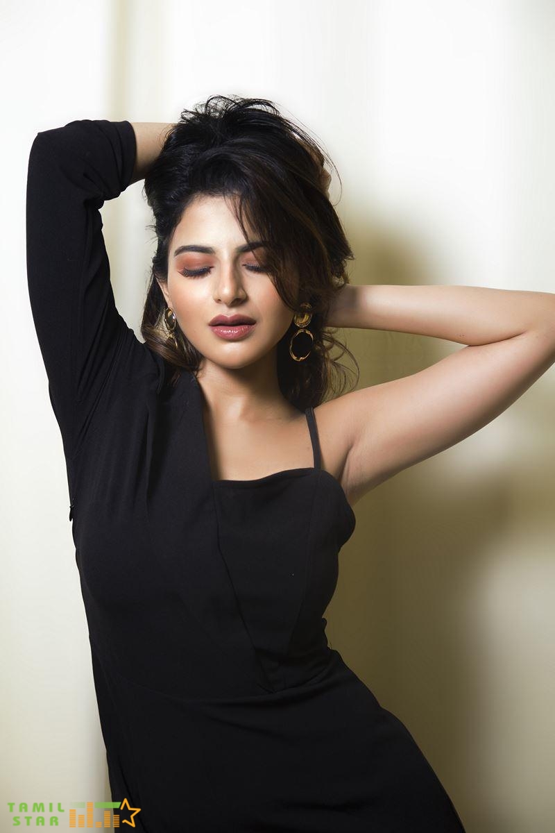 Actress Iswarya Menon Photos (3)